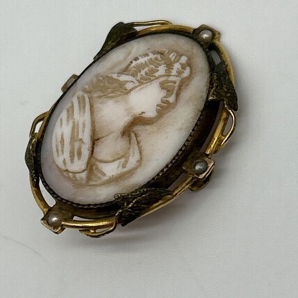Antique GLP Carved Shell Cameo Brooch Pin Gold Tone Leaf Detail Faux Pearls - Picture 9 of 13